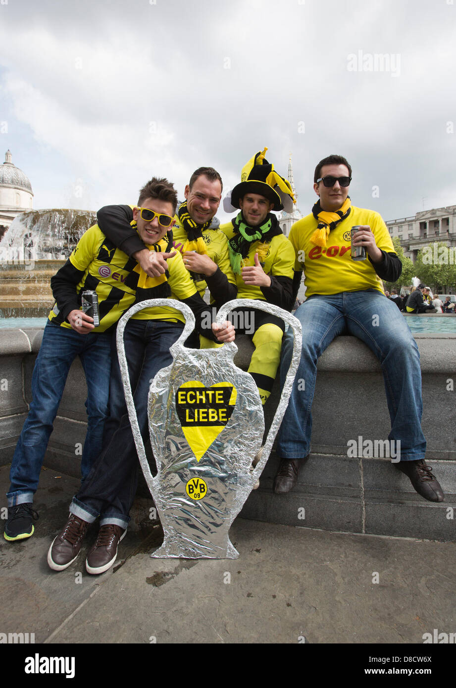 Les fans de BVB Borussia Dortmund passent un bon moment dans le centre de Londres avant la finale de la Ligue des Champions 2013. Banque D'Images