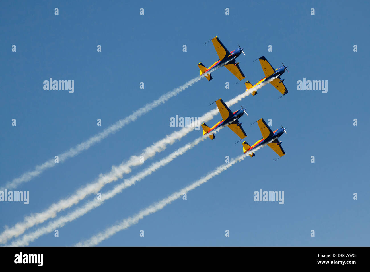 Les avions sur un fond bleu en laissant une traînée de fumée Banque D'Images