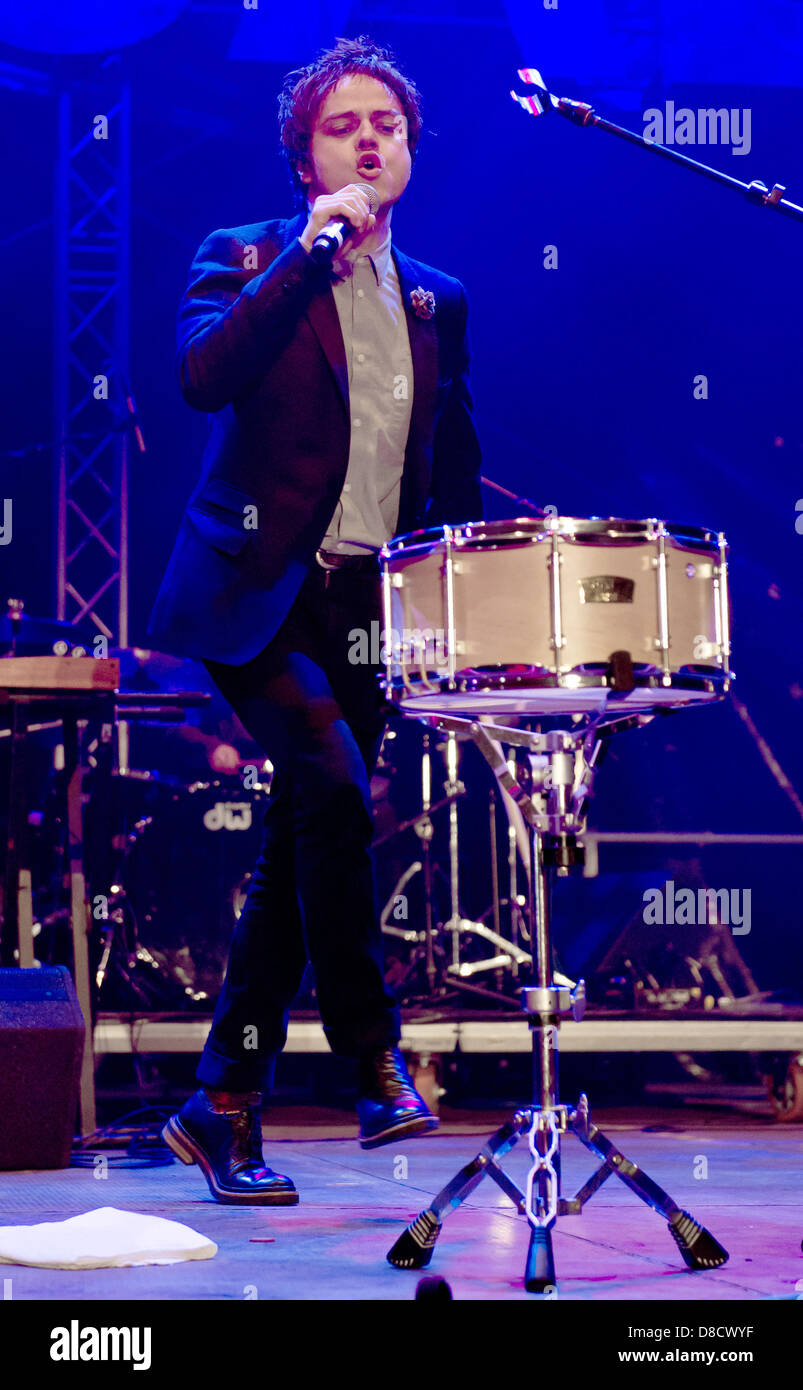 Jamie Cullum joue sur la scène principale du Festival Elbjazz 2013 tenue à Blohm & Voss à Hambourg, Allemagne, 24 mai 2013. L'Elbjazz Festival 2013 s'est déroulée entre les 24 et 25 mai 2013 au port de Hambourg. Photo : Sven Hoppe Banque D'Images