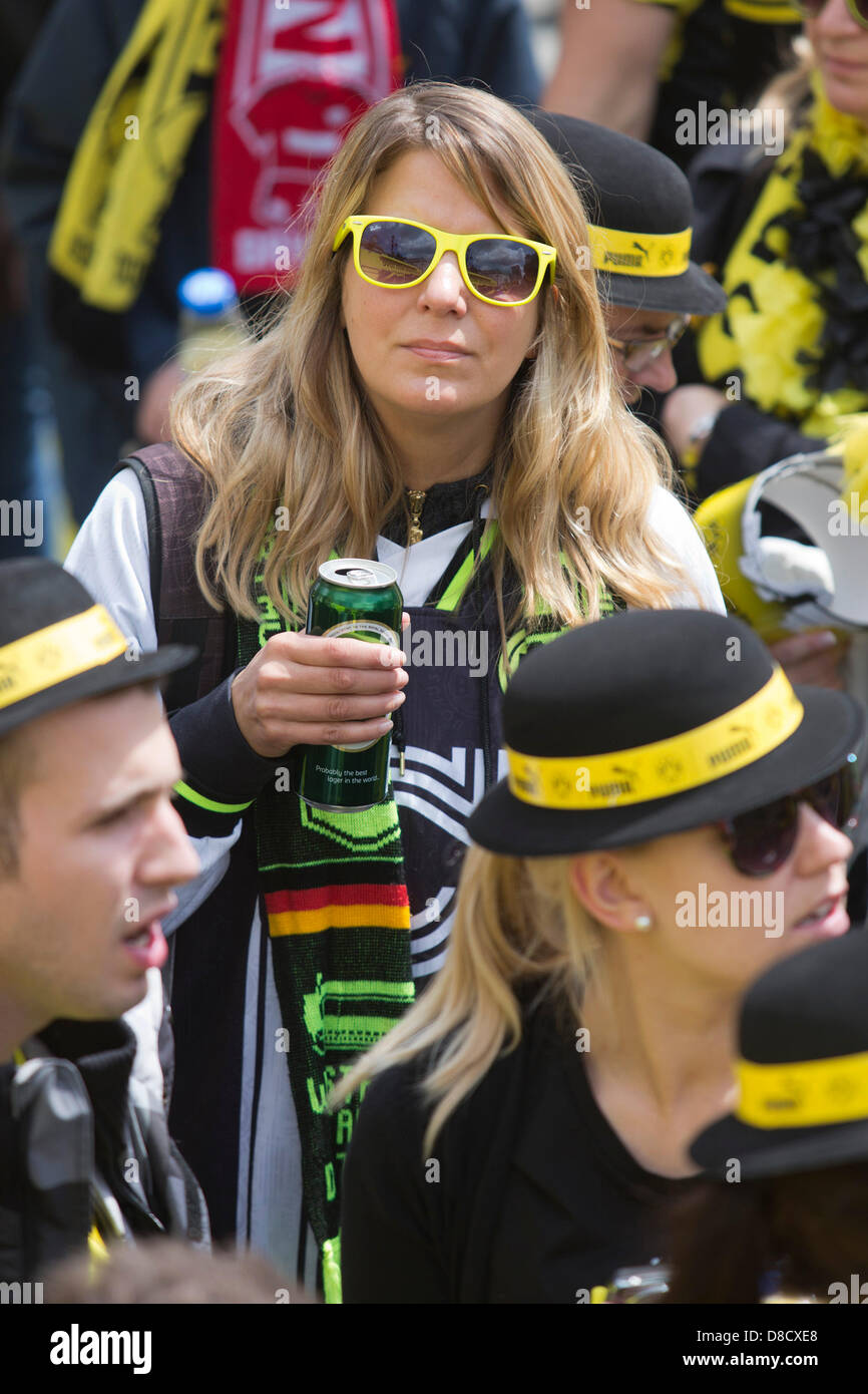 Les fans de BVB Borussia Dortmund passent un bon moment dans le centre de Londres avant la finale de la Ligue des Champions 2013. Banque D'Images