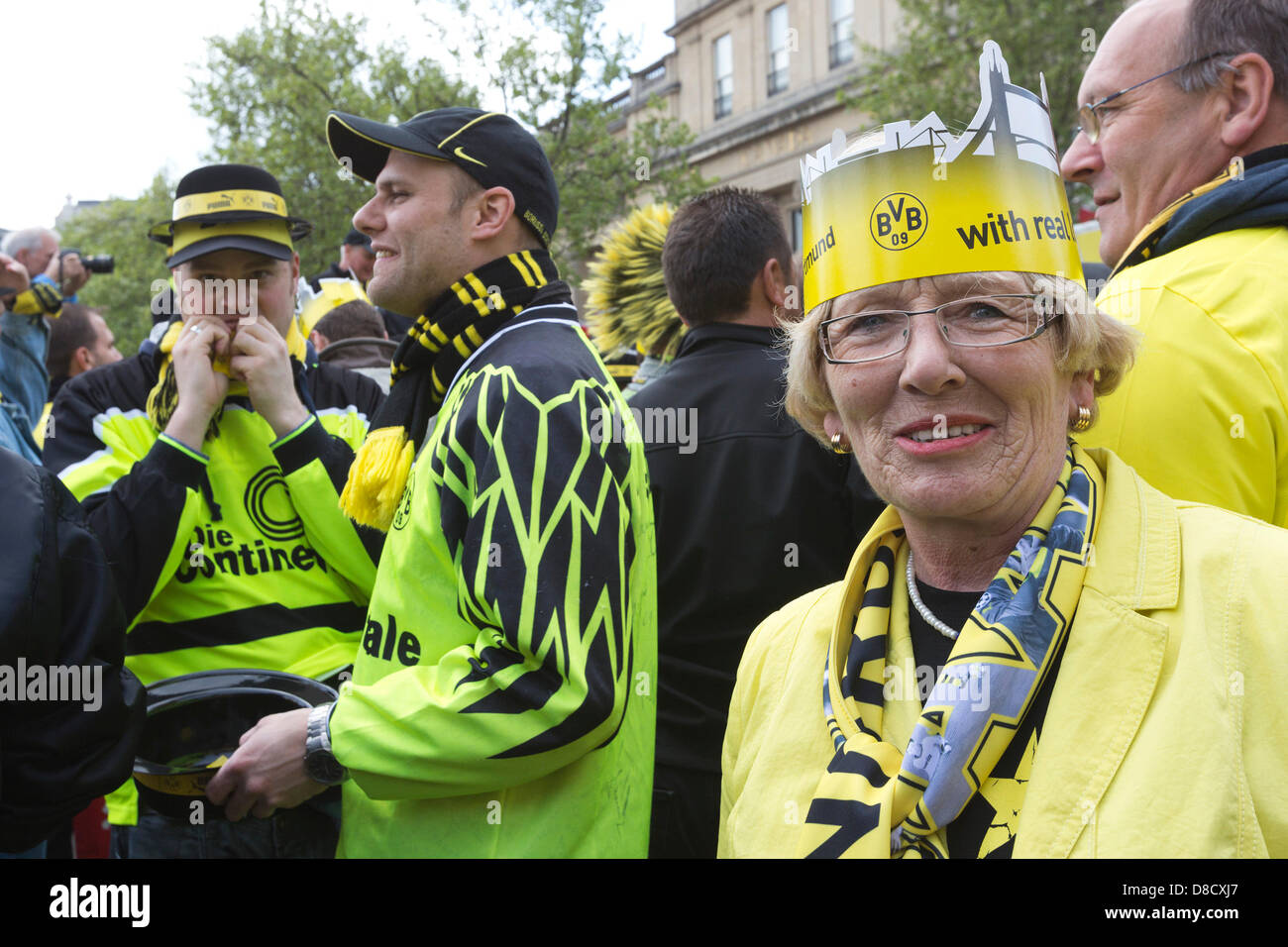 Les fans de BVB Borussia Dortmund passent un bon moment dans le centre de Londres avant la finale de la Ligue des Champions 2013. Banque D'Images