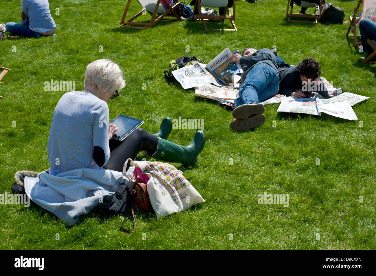 Les gens de détente sur pelouse au soleil à Hay Festival 2013 Hay-on-Wye Powys Pays de Galles UK Banque D'Images