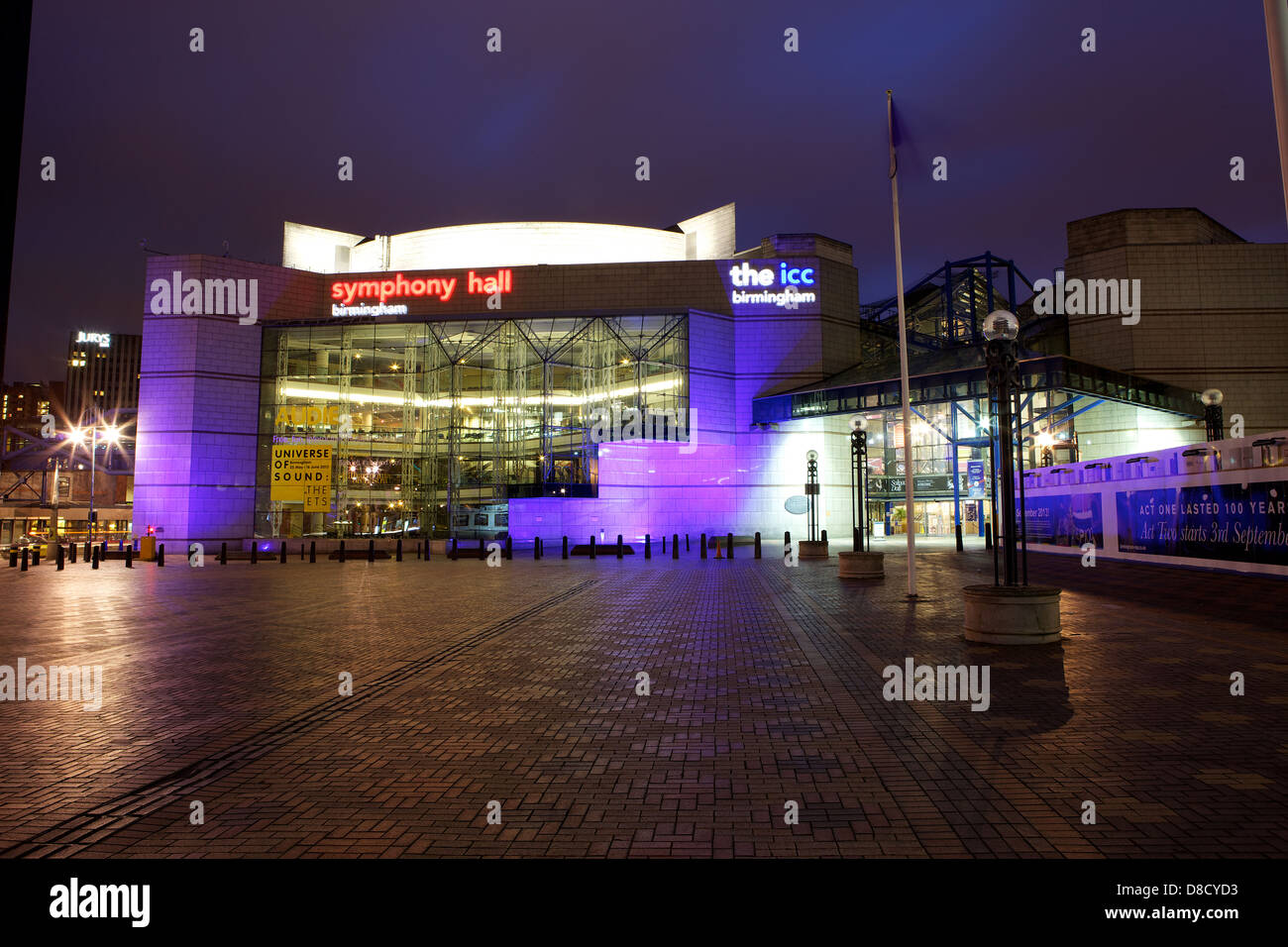 Le Symphony Hall et le CPI Birmingham prises à Centenary Square dans le centre-ville de Birmingham de nuit avec éclairage sur Banque D'Images