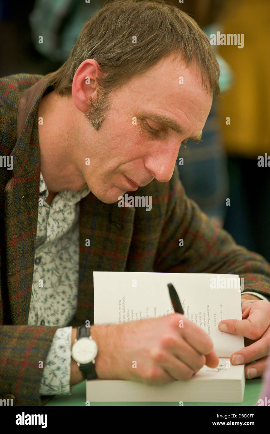 L'auto sera illustré livre signant au Hay Festival 2013 Hay-on-Wye Powys Pays de Galles UK Banque D'Images