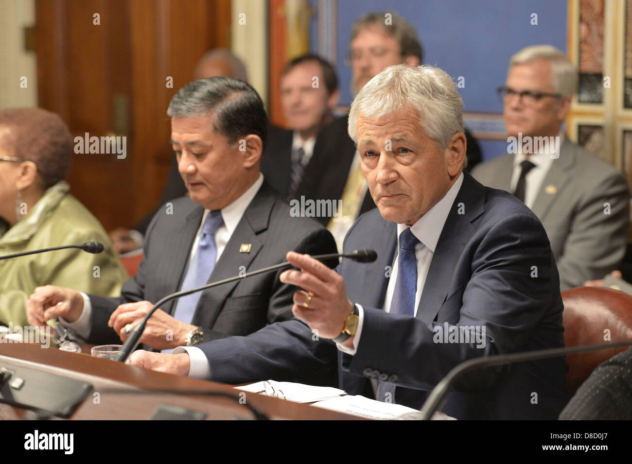 Le secrétaire américain à la défense Chuck Hagel et Anciens Combattants Secrétaire Eric Shinseki au cours d'une table ronde sur l'arriéré des demandes va le 22 mai 2013 à Washington, DC. Banque D'Images