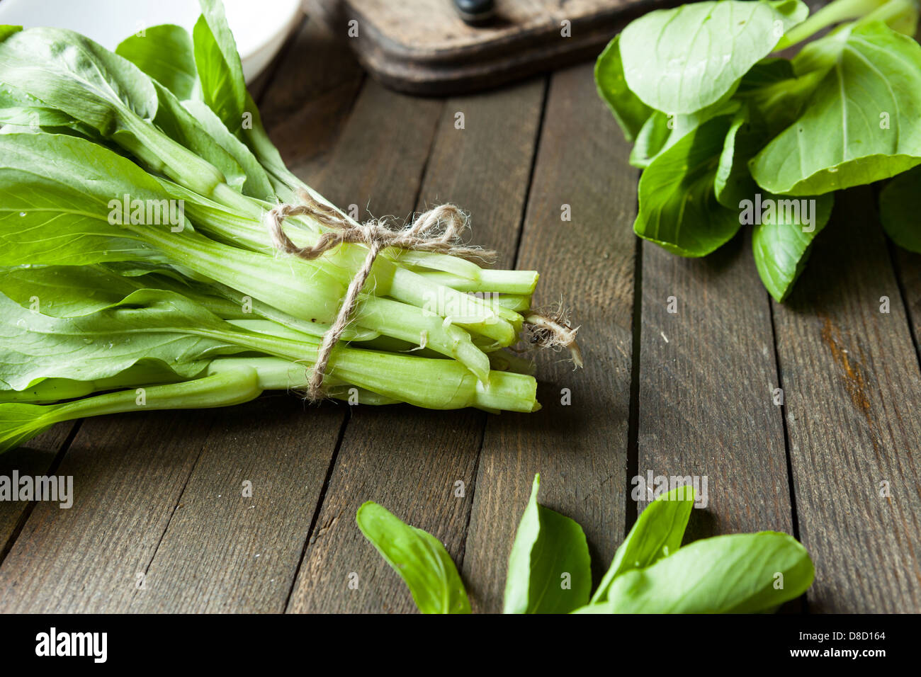 Gros bouquet de feuilles de chou chinois, le pak choi, de l'alimentation close up Banque D'Images