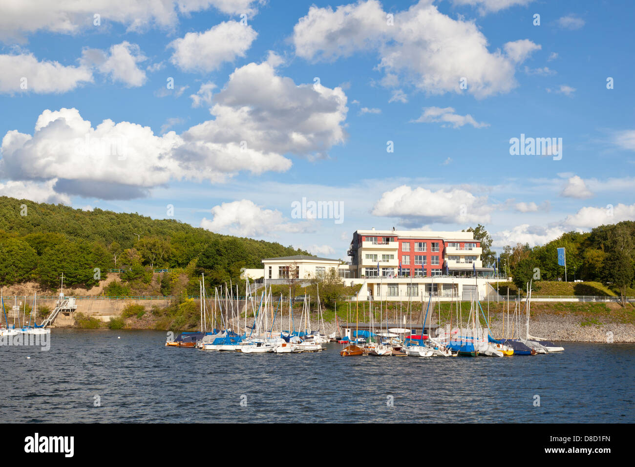 Lac Rursee marina à Schwammenauel avec ciel bleu et du soleil en été. Banque D'Images