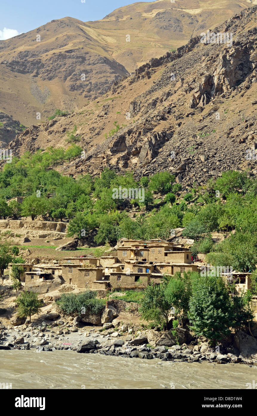 Le nord du village Afghan vu de Tadjikistan Banque D'Images