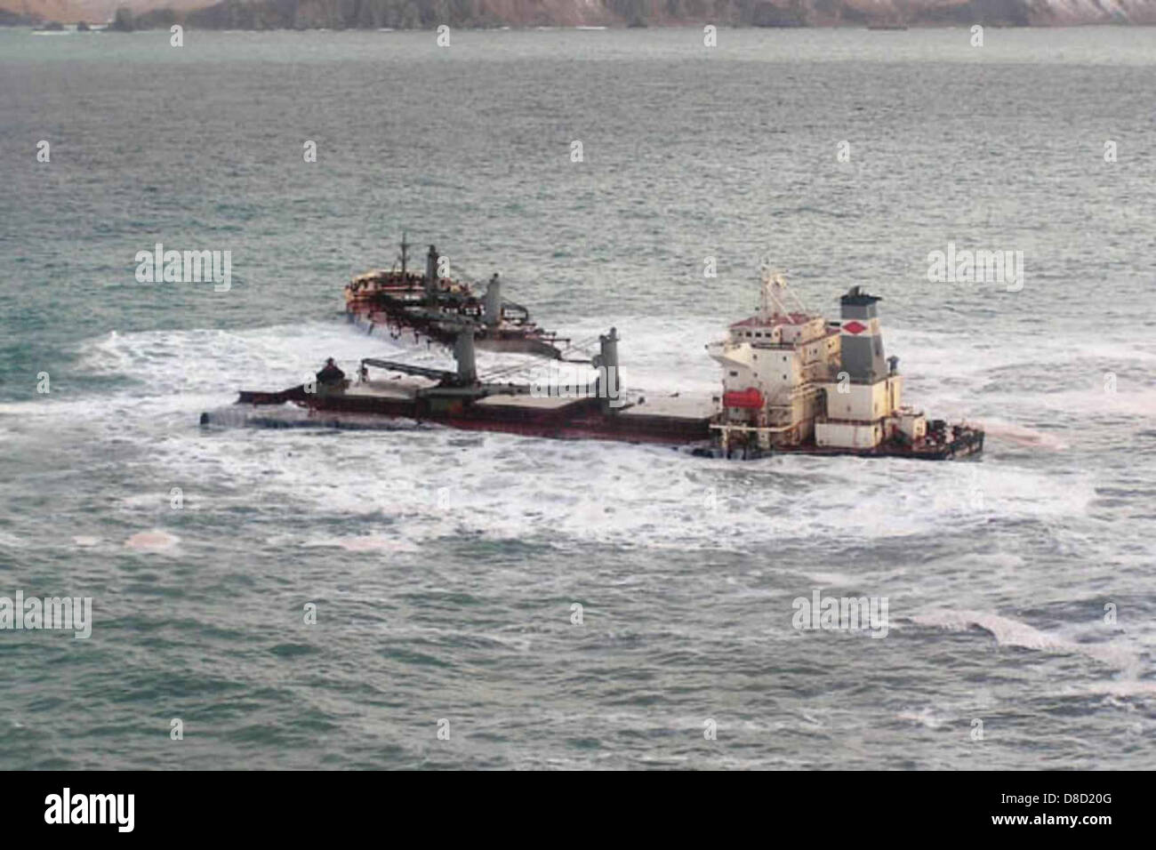 Un déversement de pétrole causé par un naufrage, avec du pétrole flottant à la surface de l'eau. Les dommages environnementaux sont évidents car le déversement se répand à travers la mer. Banque D'Images
