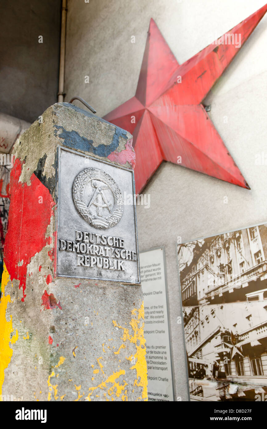 Un morceau du mur de Berlin avec la République démocratique allemande blason Banque D'Images