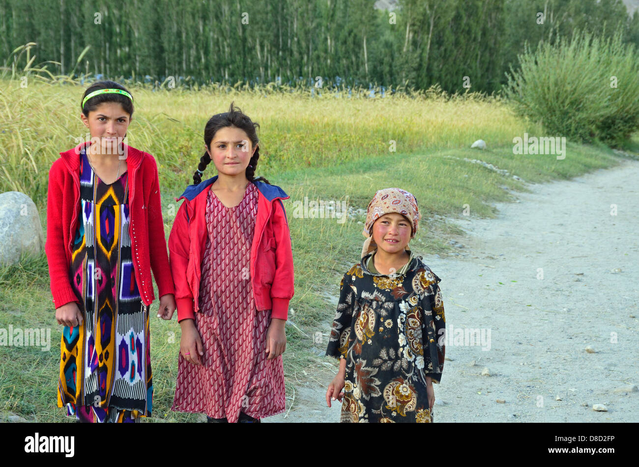 Filles tadjikes en dehors du village de la vallée de Wakhan Langar, Tadjikistan Banque D'Images