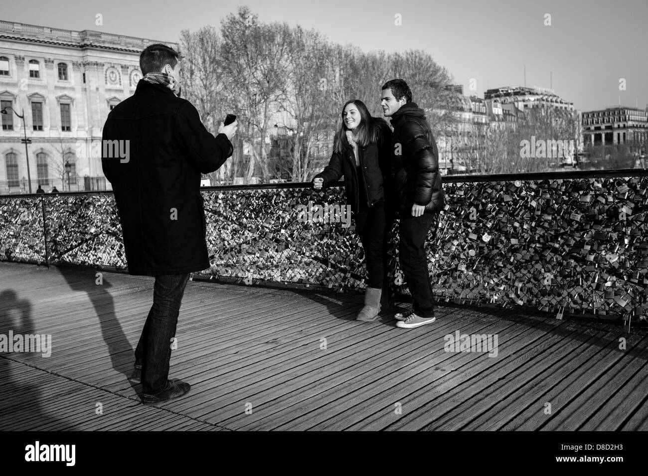 Couple ayant leur photo prise sur le Pont des Arts. Banque D'Images