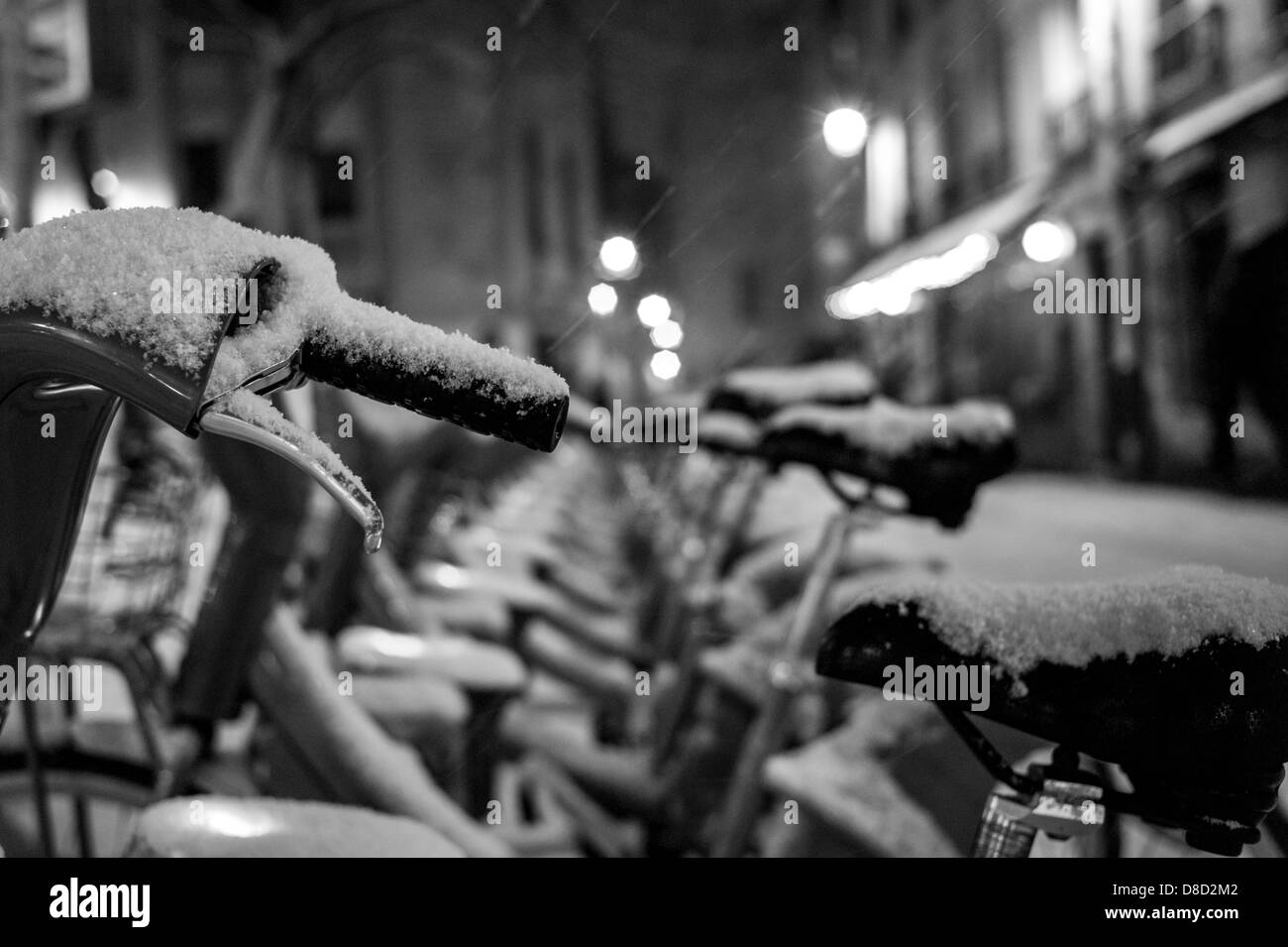 Vélos couvert de neige dans la station de Velib de Paris. Banque D'Images