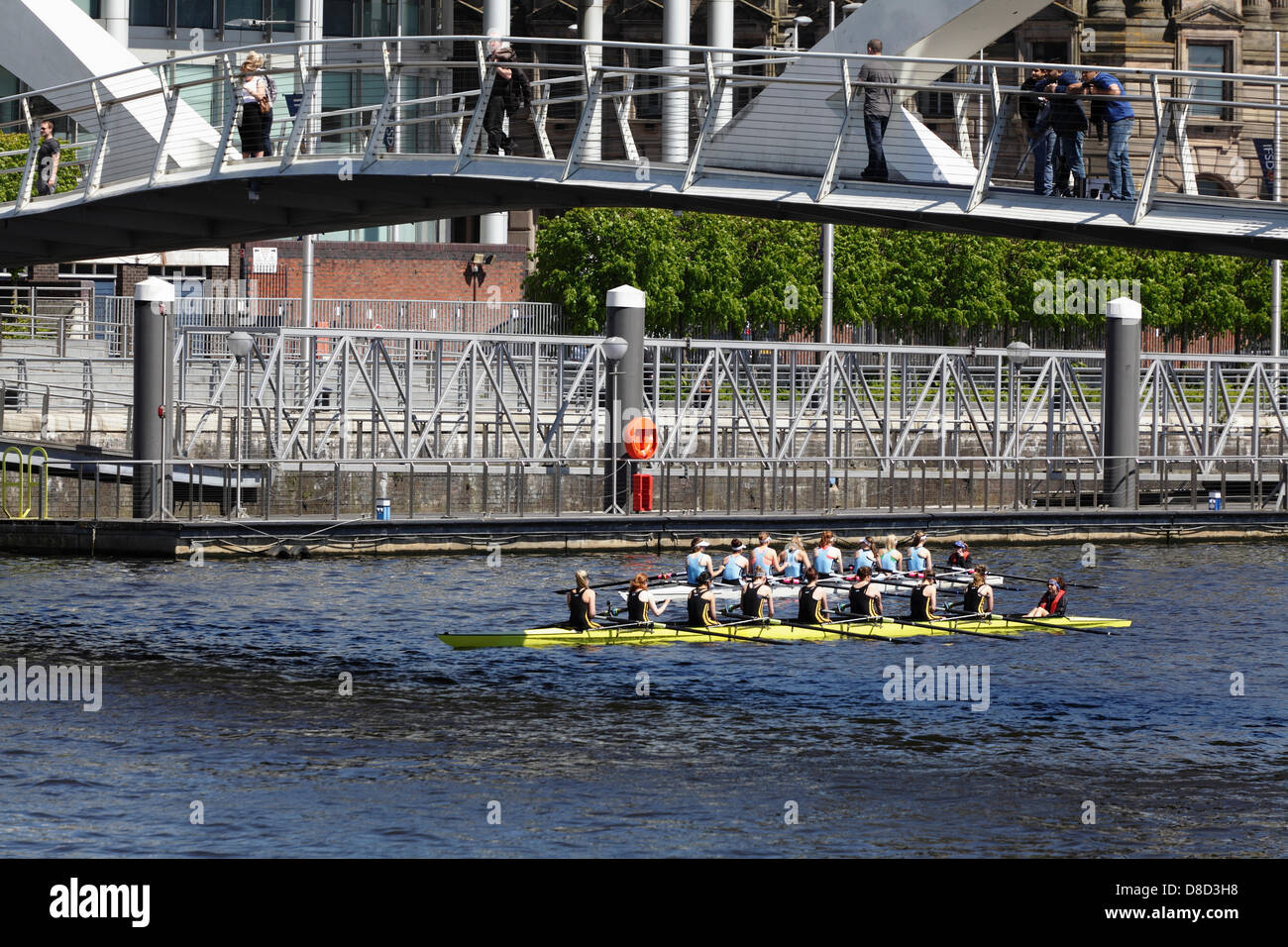 Glasgow, Écosse, Royaume-Uni, samedi 25 mai 2013. Les équipages se préparent avant le début de la course de bateaux écossaise entre l'Université de Glasgow (en premier plan) et l'Université d'Édimbourg (en arrière-plan) sur la rivière Clyde au Broomielaw, à côté du pont Tradestone dans le centre-ville Banque D'Images