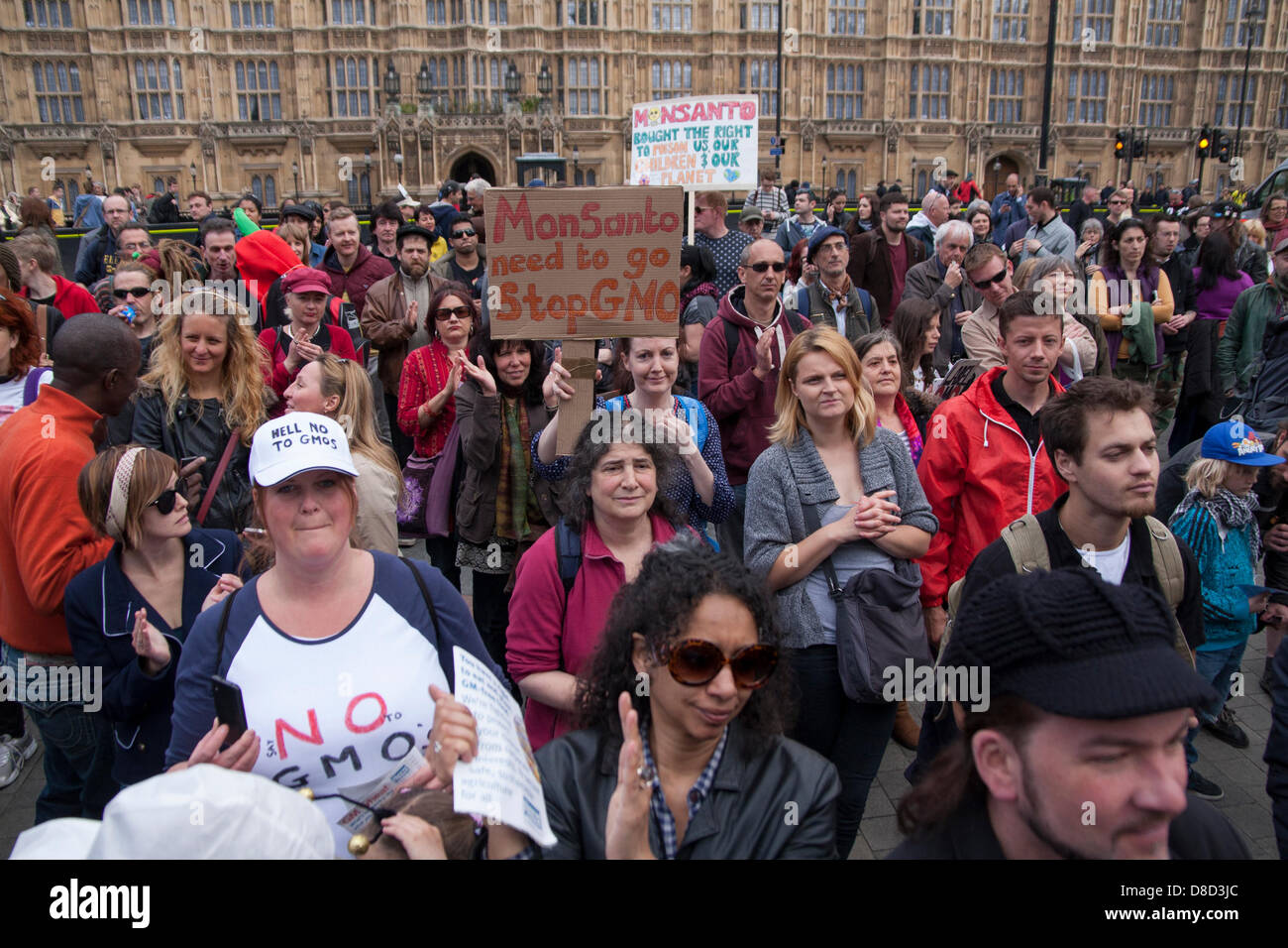 2013-05-25 Westminster, Londres. Les protestataires manifesté à l'extérieur le Parlement contre les cultures génétiquement modifiées, la géo-ingénierie et de semences Monsanto géant. Banque D'Images