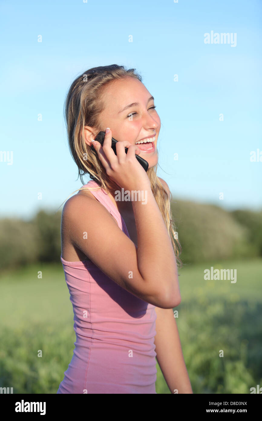 Happy woman laughing sur le téléphone mobile dans la montagne Banque D'Images