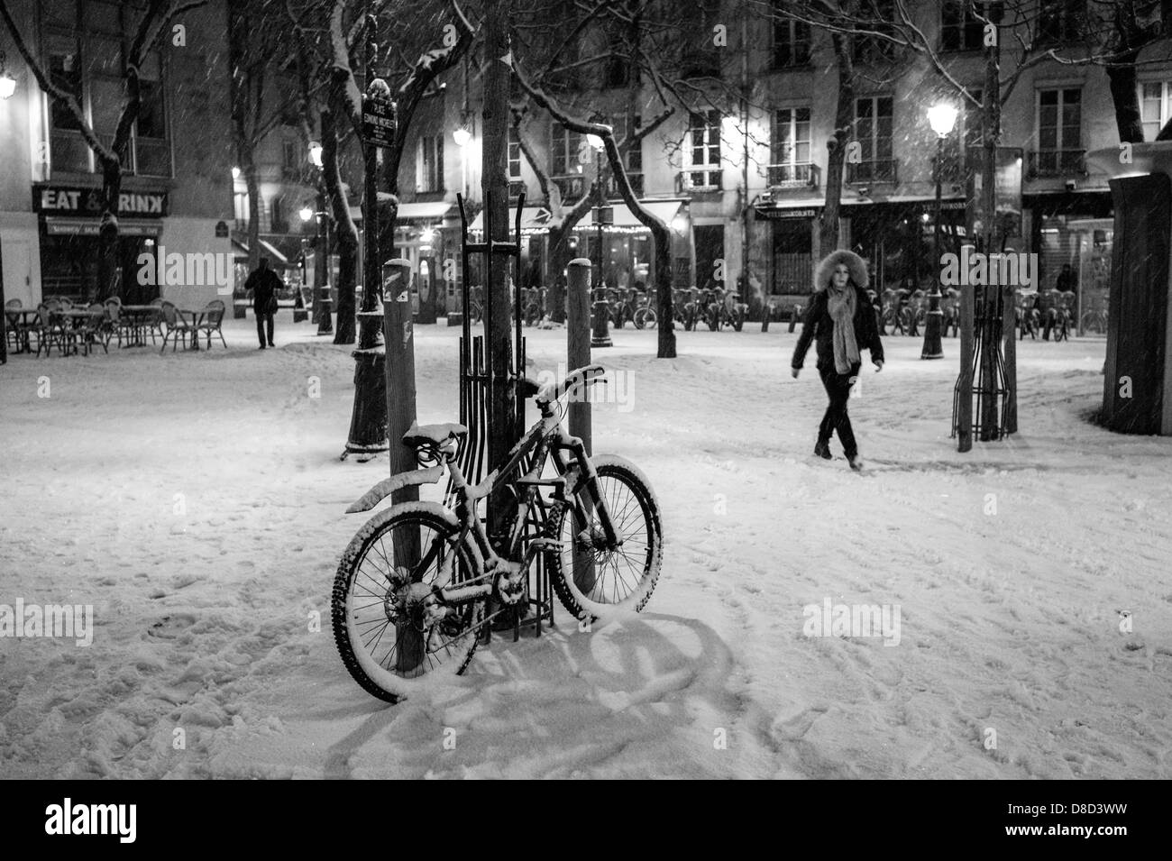 Vtt stationné dans la neige a couvert la place de Paris. Banque D'Images
