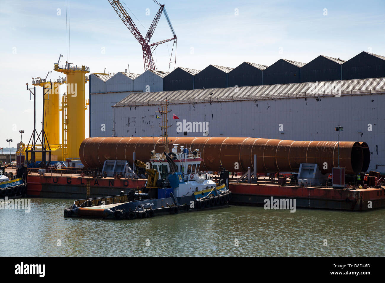 Les tours d'éoliennes sont une base de construction et des installations de fabrication d'énergie renouvelable sur le site de Cammell Laird à Birkenhead.La société Merseyside Shipyard and Engineering Services produit des tours d'éoliennes pour le parc éolien offshore Burbo Bank extension de 288 MW.La construction marine offshore fournit des tours en acier et une exploitation d'énergie renouvelable au chantier Wirral de Liverpool, au Royaume-Uni.Au total, 160 structures de fondation d'éoliennes seront déchargées, préassemblées, expédiées et installées sur le site du parc éolien, à environ 13 kilomètres de la côte nord du pays de Galles. Banque D'Images