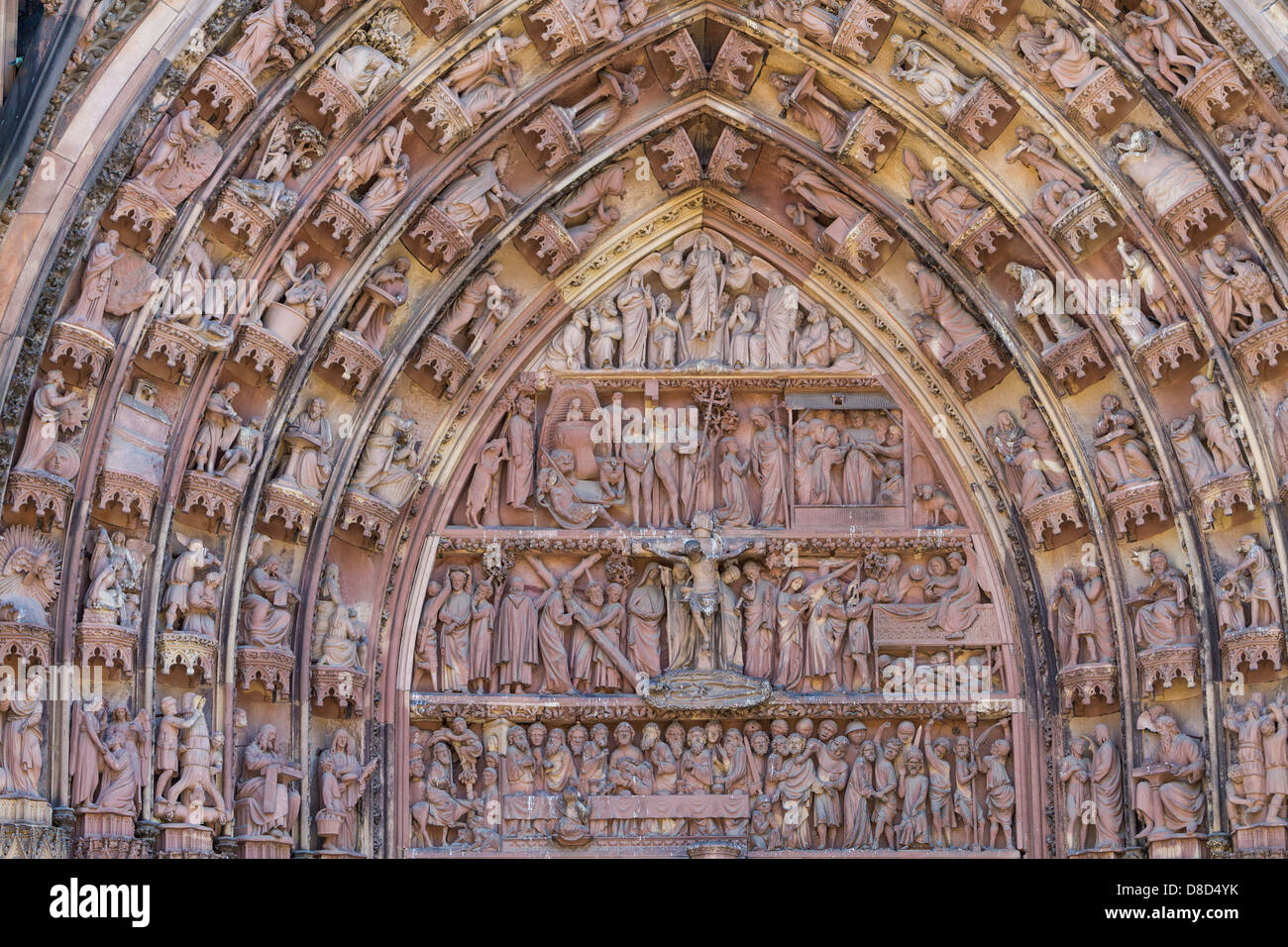 Sculptures entourant la porte de Notre Dame à Strasbourg,Alsace,France Banque D'Images