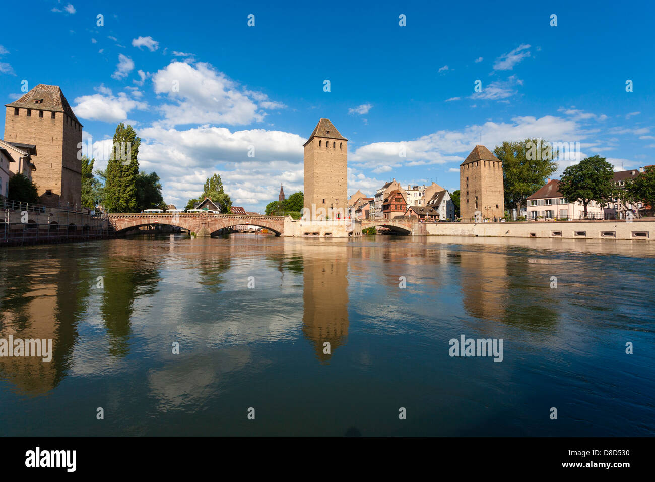 Vue du bateau de tourisme sur l'Ill des Ponts-Couverts / Ponts Couverts, Petite France, Strasbourg, Alsace, France Banque D'Images