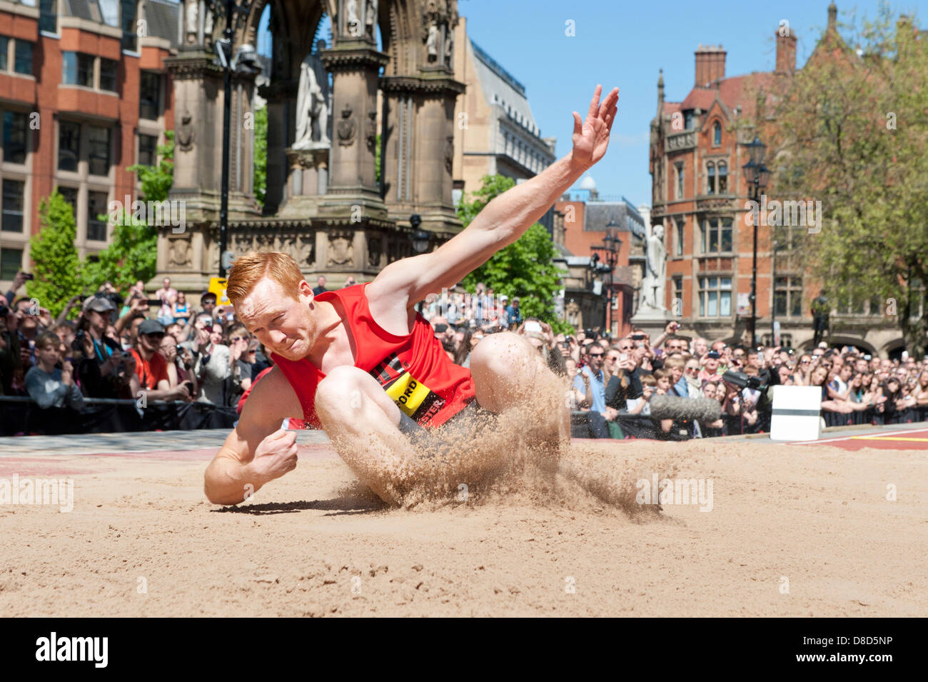 MANCHESTER, UK. 25 mai 2013. Greg Rutherford de Grande-bretagne terres à prendre la 1ère place dans la mens Saut en cas de Albert Square, Manchester, au cours de la BT 2013 Grand CityGames. L'actuel champion olympique a battu Chris Tomlinson (Grande-Bretagne, 2ème), Rudon Bastian (Bahamas, 3ème), et Jhamal Bowen (Panama, 4e). News : Crédit du Nord Photos/Alamy Live News (usage éditorial uniquement). Banque D'Images