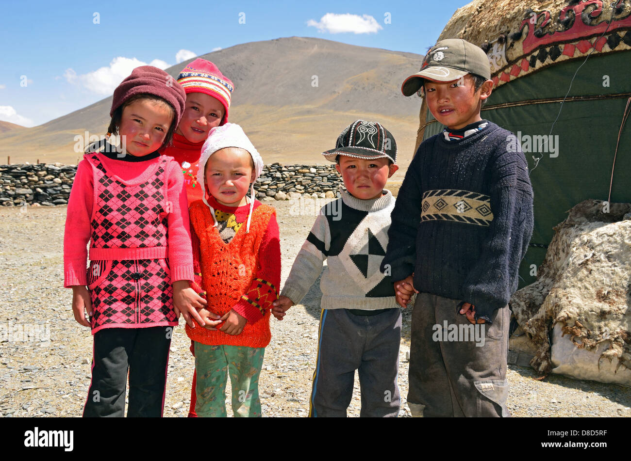 Les enfants nomades kirghizes dans les montagnes du Pamir Banque D'Images