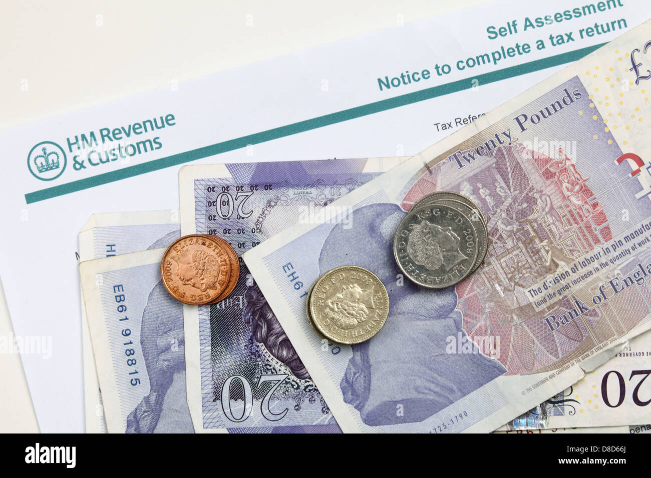 Un papier avec l'en-tête de l'autorité de percevoir les impôts, HM Revenue and Customs, avec des pièces et billets en monnaie britannique Banque D'Images