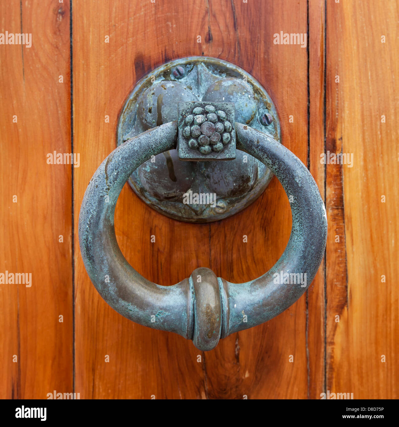 Porte Antique heurtoir ou tirer sur le devant de la porte de cèdre de l'église anglicane Saint Pierre, à Saint George's, les Bermudes. Banque D'Images