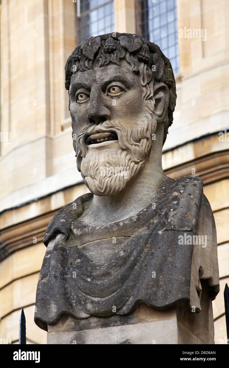 L'un des bustes des philosophes classiques, Empereur Heads, au Sheldonian Theatre, Oxford à Oxford, Oxfordshire, Royaume-Uni, en mai Banque D'Images