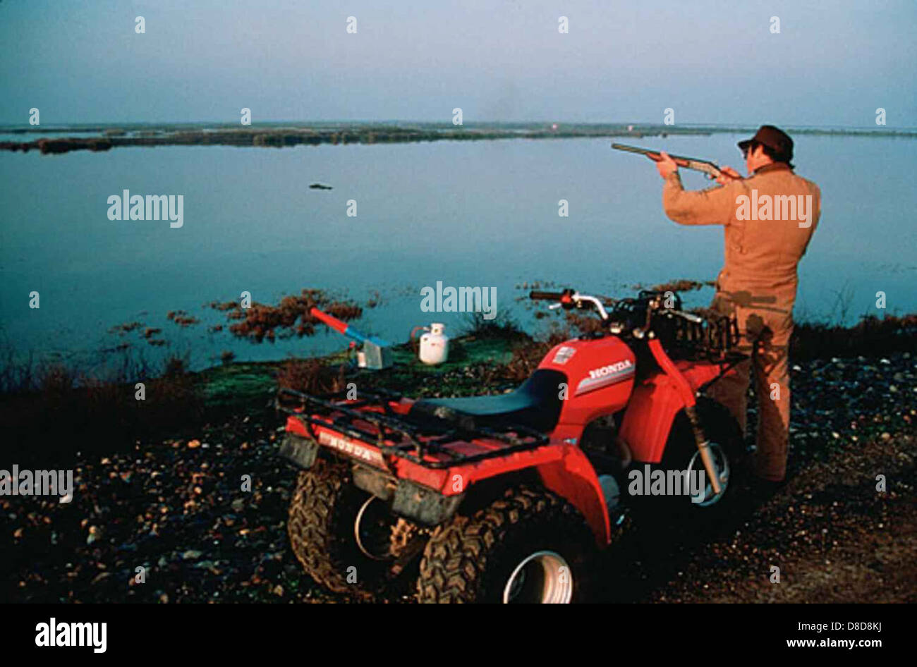 Un feu de casse-croûte de coquillages est allumé dans un marais pour effrayer les canards. Le feu contrôlé est utilisé pour gérer la zone et dissuader les oiseaux de la région. Banque D'Images