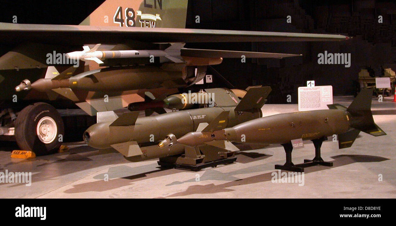 Image militaire montrant des missiles Sidewinder équipés de bombes intelligentes guidées laser et électro-optiques. Ces armes avancées sont conçues pour un ciblage précis et une précision accrue dans les opérations militaires. Banque D'Images