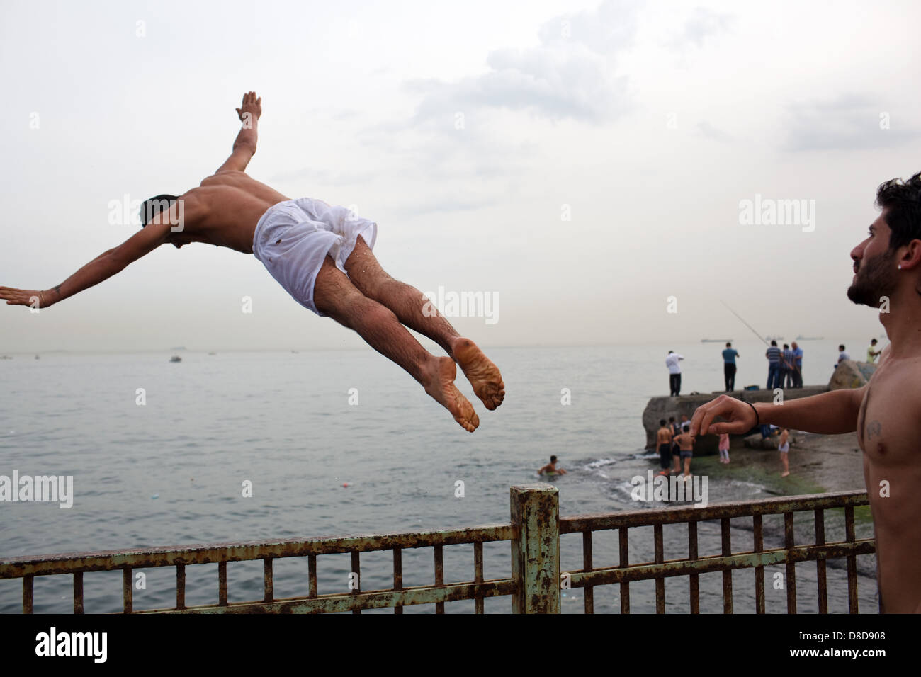 Un homme passe dans l'eau sur le bord de la mer à Istanbul, Turquie Banque D'Images