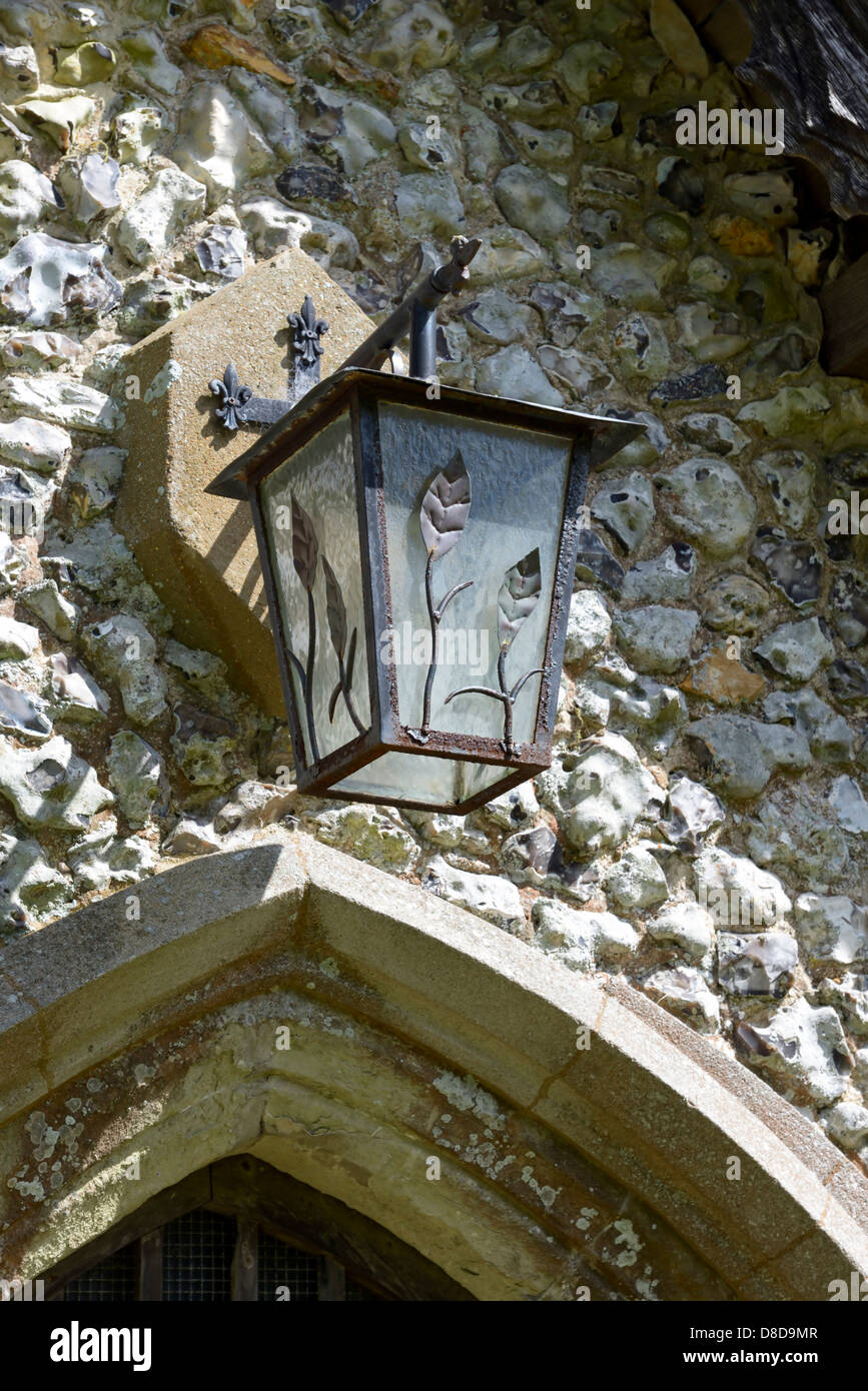 Lanterne au-dessus du porche de l'église de St Pancras, Arlington, East Sussex, UK Banque D'Images