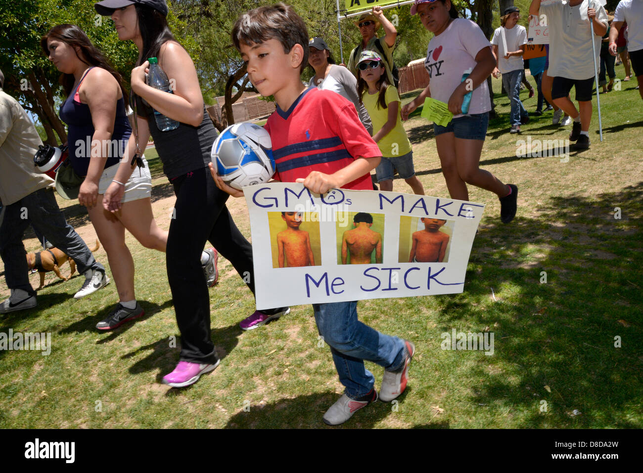 Tuscon, Arizona, USA. 25 mai, 2013. Adryan Alavi, 7, rejoint environ 1 000 manifestants qui ont participé à une marche organisée par Monsanto de Tucson contre OGM, ou organisme génétiquement modifié, le 25 mai 2013, à Reid Park, Tucson, Arizona, USA. Credit : Norma Jean Gargasz/Alamy live News Banque D'Images