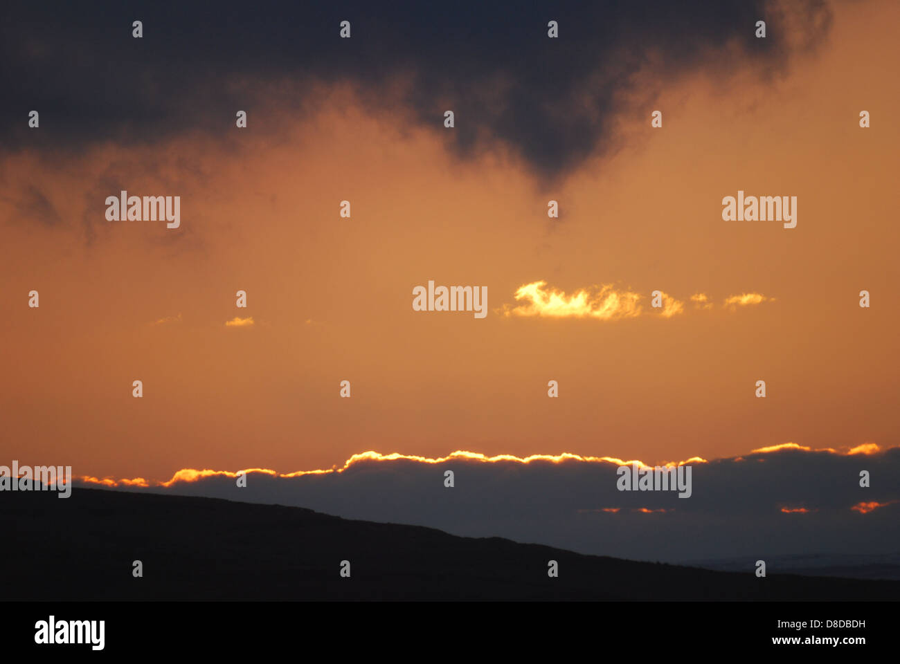 Coucher de soleil sur un ciel nuageux Llangynidr Moor Banque D'Images