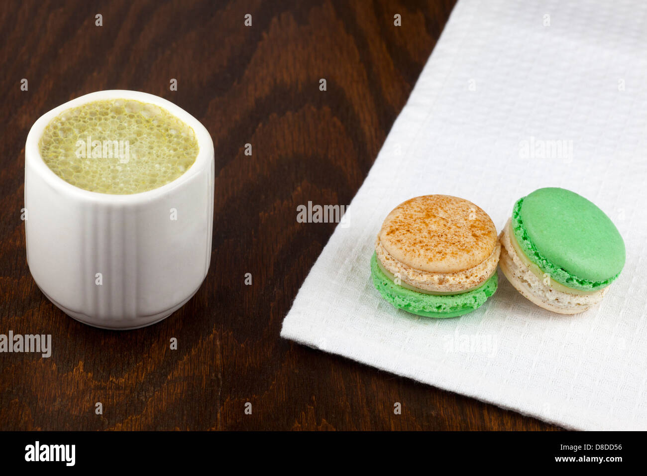 Matcha latte faite avec le lait d'amande et pomme cannelle macarons Banque D'Images Matcha latte faite avec le lait d'amande et pomme cannelle macarons Banque D'Images