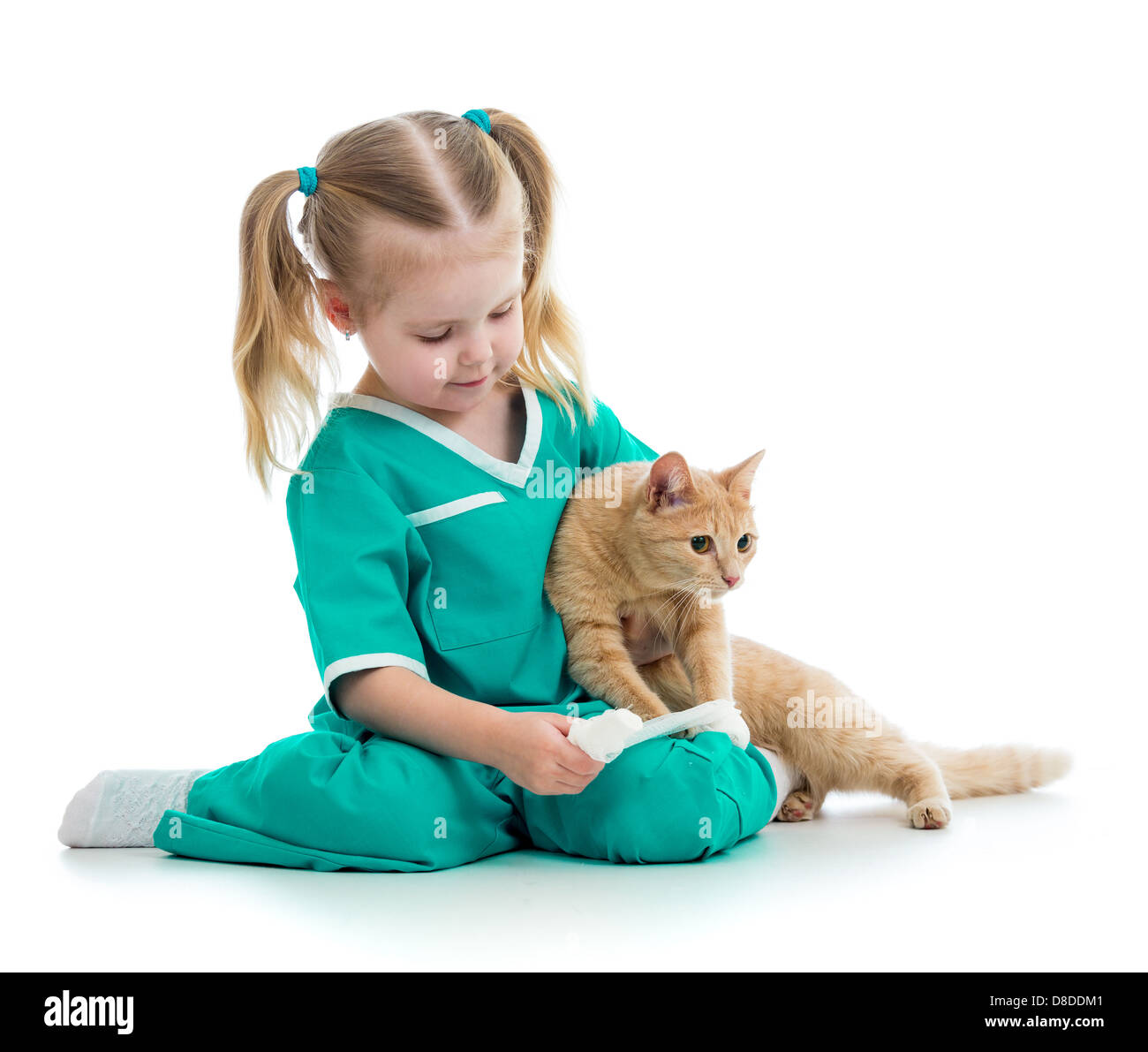 Cute kid jouer médecin isolé avec cat Banque D'Images