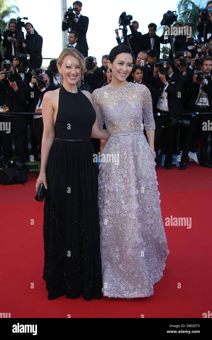 Cannes, France. 25 mai, 2013. Actrices Ludivine Sagnier et Zhang Ziyi (r) assister à la première de 'Venus In Fur' au cours de la la 66e Festival International du Film de Cannes au Palais des Festivals de Cannes, France, le 25 mai 2013. Photo : Hubert Boesl/dpa/Alamy Live News Banque D'Images