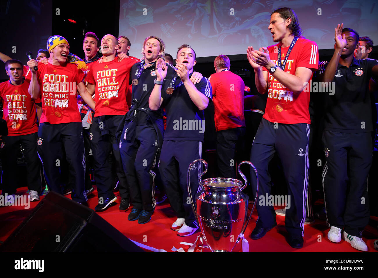 Londres, Royaume-Uni. 25 mai, 2013. Bastian Schweinsteiger (3L) du FC Bayern Munich célèbre avec ses coéquipiers sur la Finale de la Ligue des Champions Bayern Munich banquet au Grosvenor House le 25 mai 2013 à Londres, en Angleterre. Bastian Schweinsteiger Banque D'Images