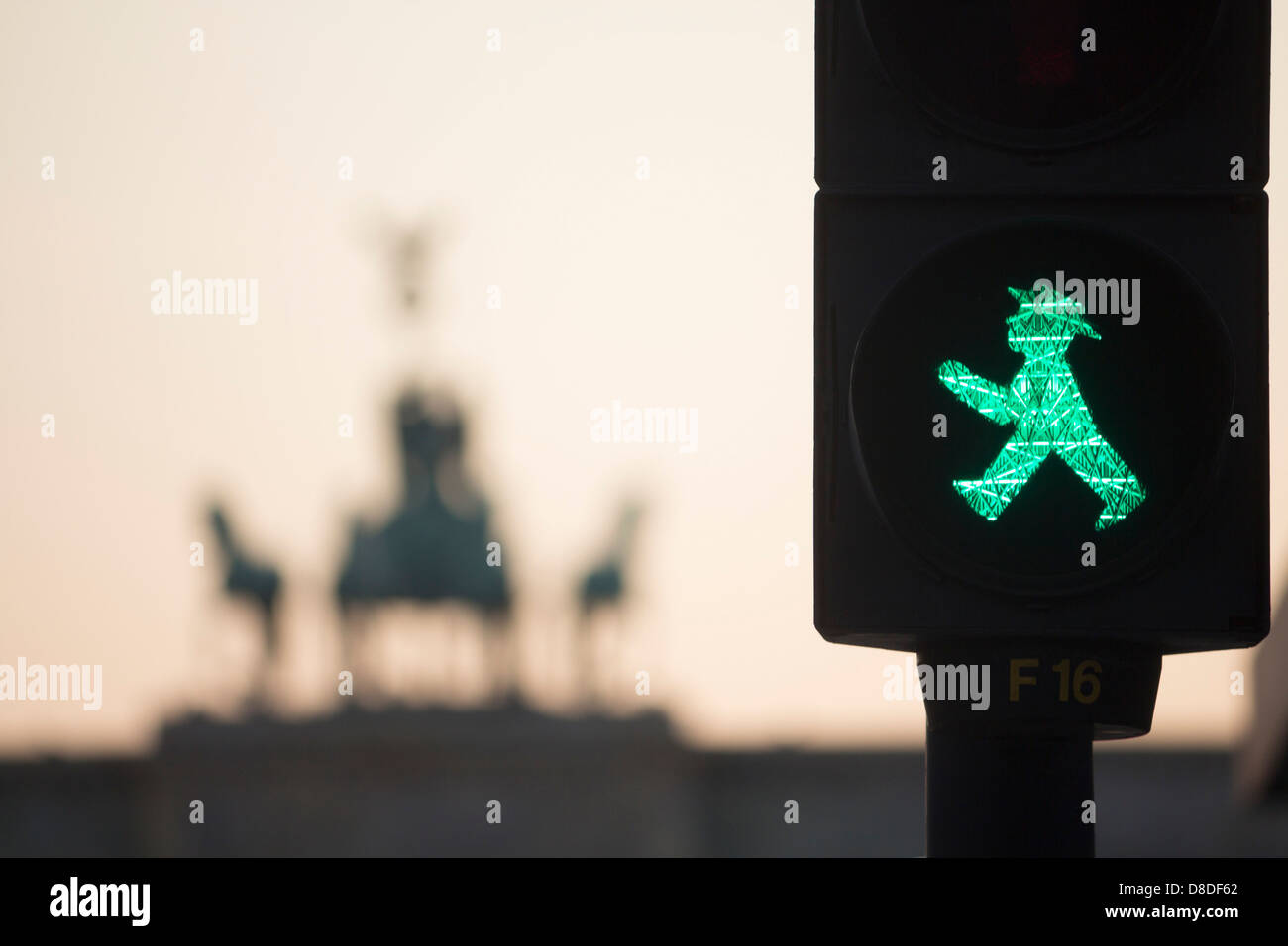 Ampelmannchen ancienne signalisation routière par l'Allemagne de l'aperçu des statues sur la porte de Brandebourg Berlin Mitte Allemagne au coucher du soleil Banque D'Images
