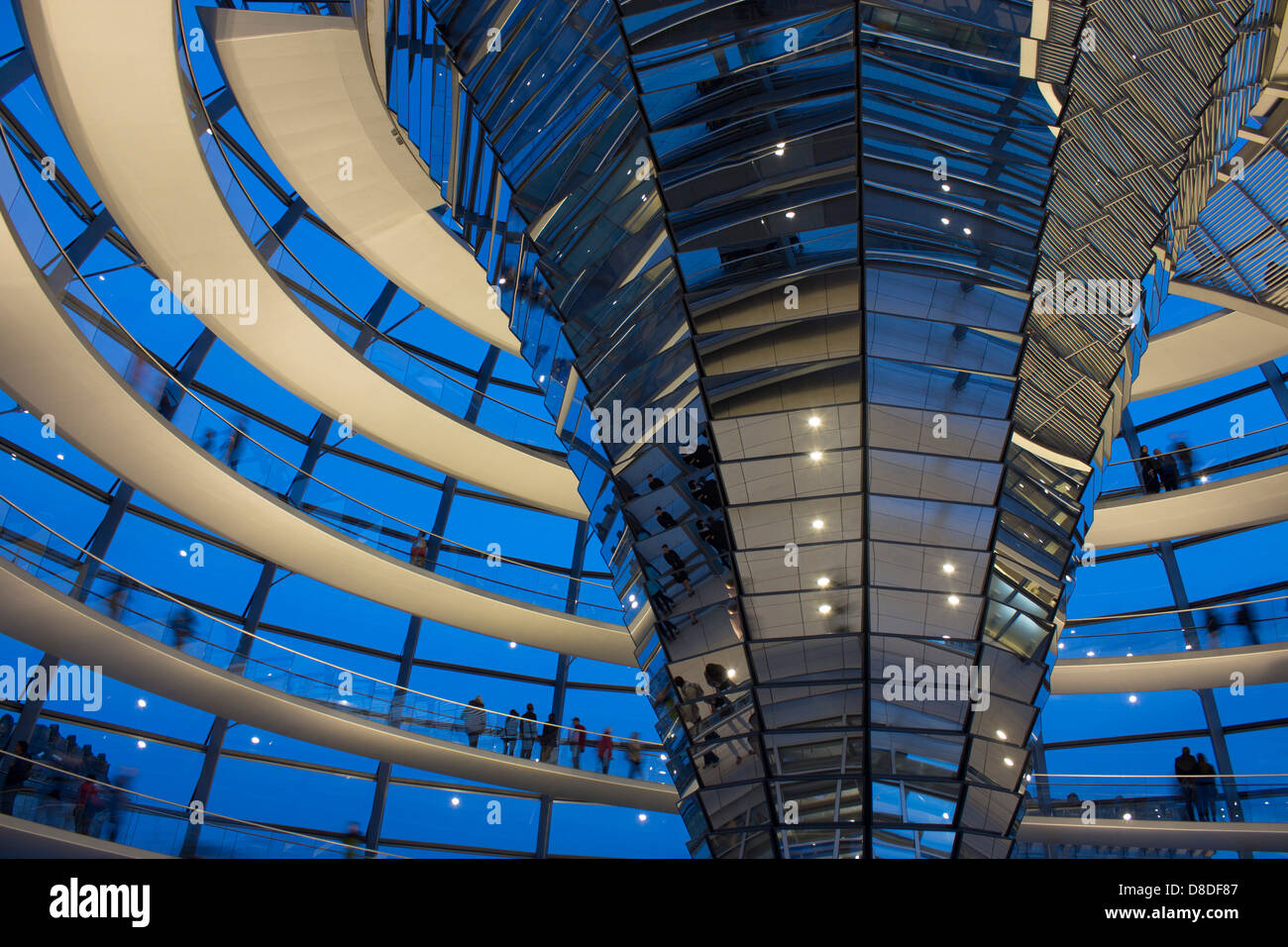 Intérieur de la coupole du Reichstag / Bundestag / dome au crépuscule / Crépuscule / nuit Regierungsviertel Gouvernement Trimestre Berlin Allemagne Banque D'Images