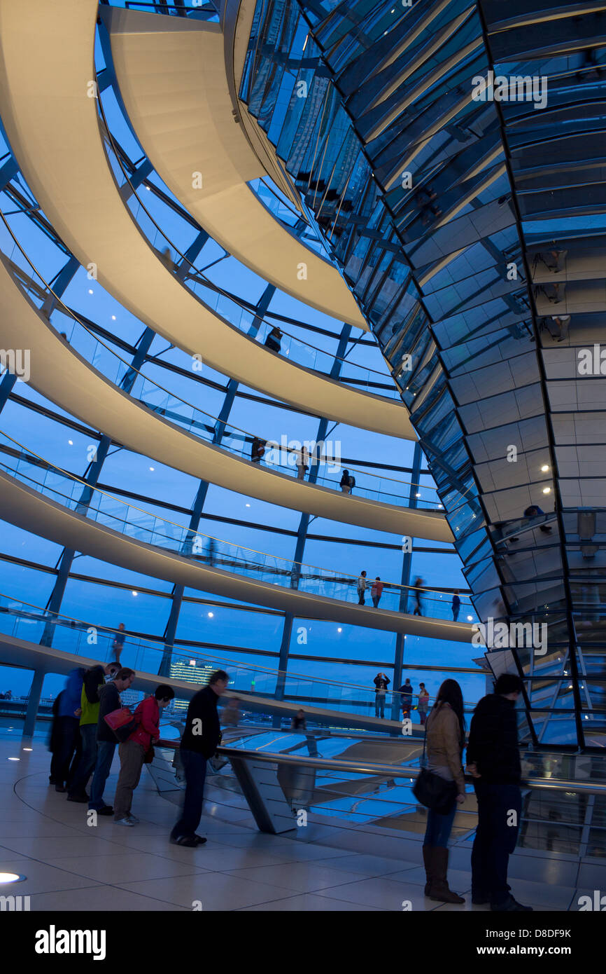 Intérieur de la coupole du Reichstag / Bundestag / dome au crépuscule / Crépuscule / nuit Regierungsviertel Gouvernement Trimestre Berlin Allemagne Banque D'Images