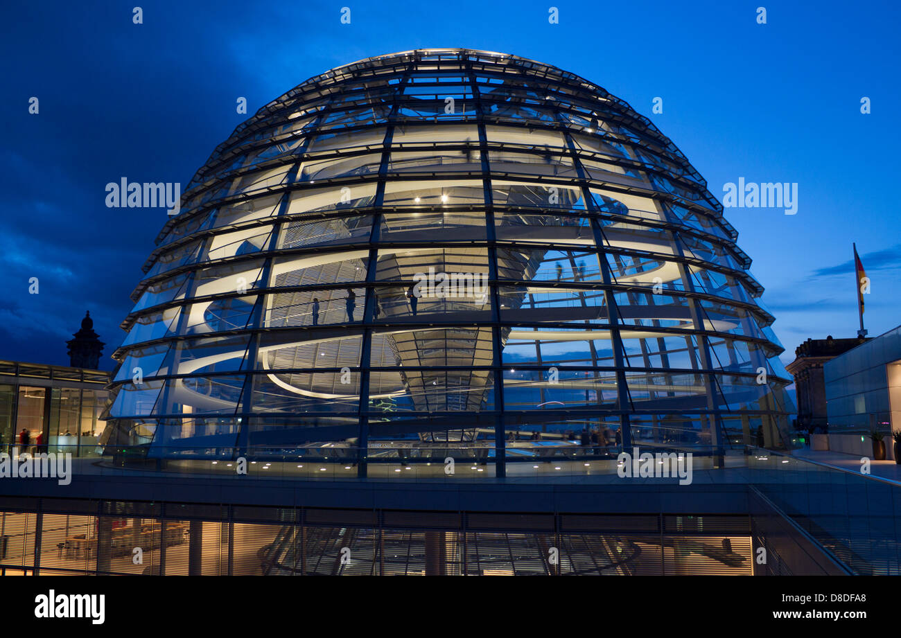 L'extérieur de la coupole du Reichstag / Bundestag / dome au crépuscule / Crépuscule / nuit à partir de la terrasse du toit Berlin Allemagne Banque D'Images