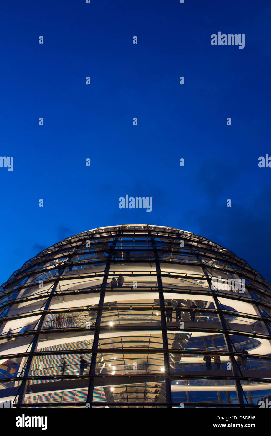L'extérieur de la coupole du Reichstag / Bundestag / dome au crépuscule / Crépuscule / nuit à partir de la terrasse du toit Berlin Allemagne Banque D'Images