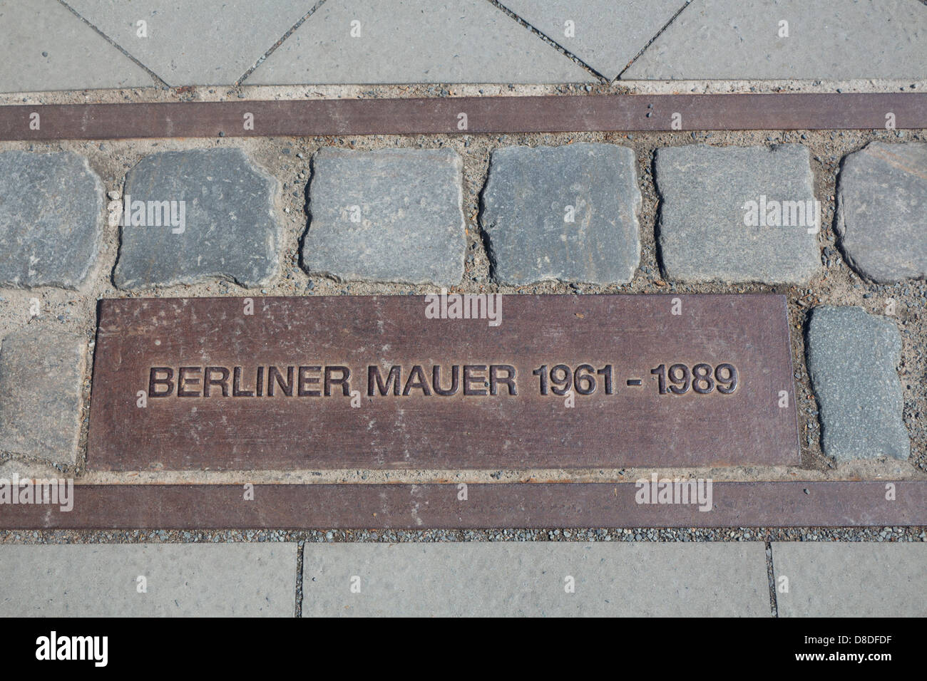 Berliner Mauer 1961-1989 plaque sur la route de mur de Berlin Bernauer Strasse Berlin Allemagne Banque D'Images