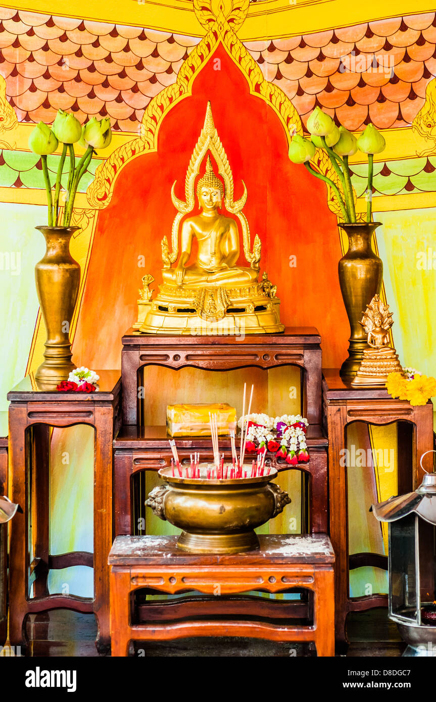 BANGKOK, THAÏLANDE - 18 août 2008 : Autel de bouddha dans un temple bouddhiste à Bangkok en Thaïlande le 18 août 2008 Banque D'Images