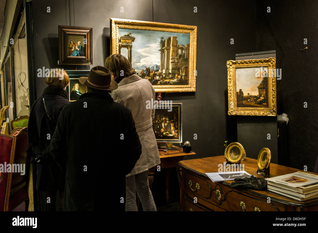 Les gens qui achètent l'art à Port marché aux puces de Clignancourt, Paris. Banque D'Images