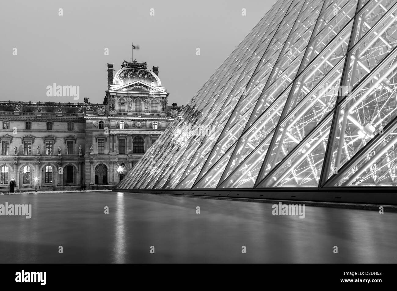 Musée du Louvre et la Pyramide la nuit à Paris. Banque D'Images