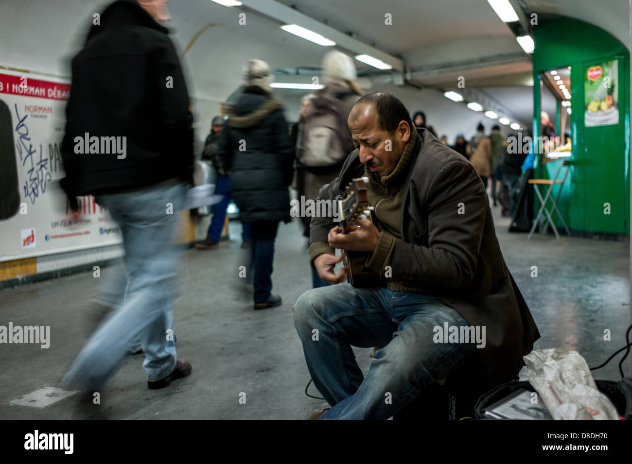 musician-playing-paris-metro-banque-de-photographies-et-d-images