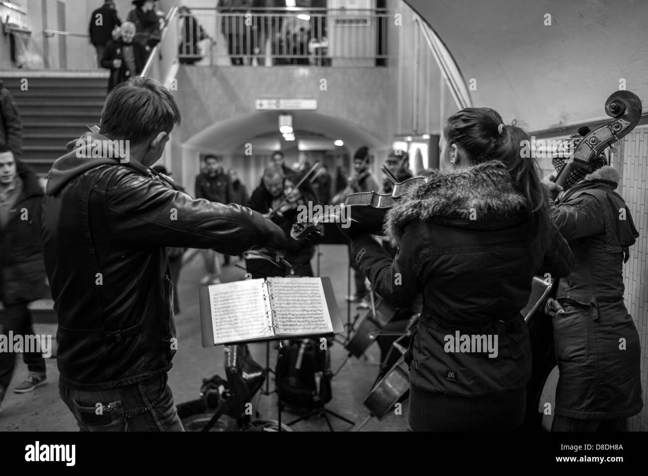 Orchestre jouant dans le métro de Paris. Banque D'Images